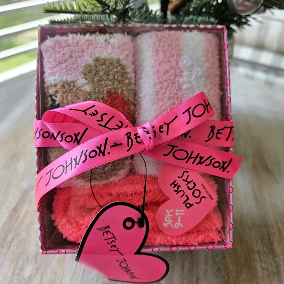 Betsey Johnson Accessories - Betsey Johnson Plush Socks NIB 🩷